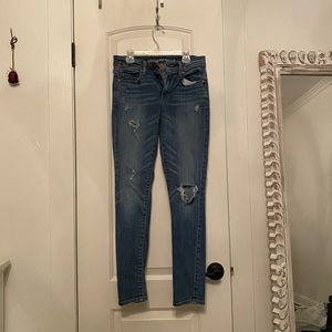 AMERICAN EAGLE SKINNY RIPPED JEANS